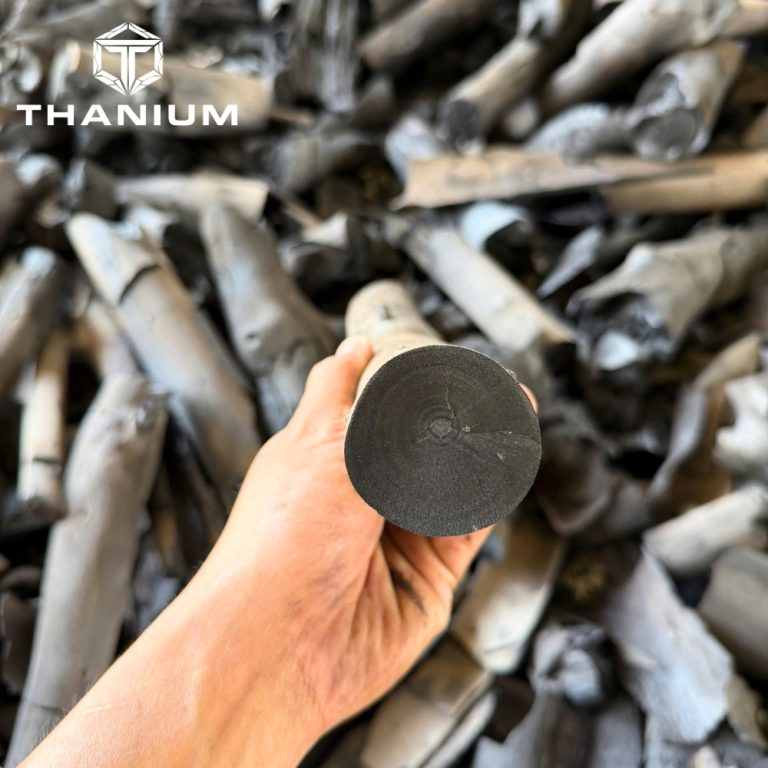 Than không khói hoạt động dựa trên quá trình loại bỏ khí bay hơi, đốt cháy sạch carbon giúp giảm khói và ít mùi, tăng hiệu suất nhiệt so với than truyền thống