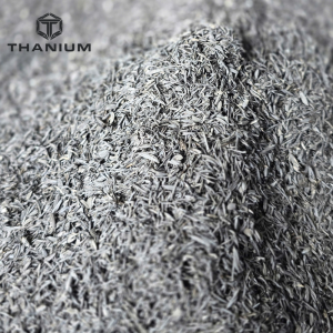 Trấu hun nguyên cánh là gì? Là vỏ trấu tươi được đốt trong môi trường yếm khí, kiểm soát không oxy, để tạo thành vật liệu carbon, nên cấu trúc vẫn giữ được nguyên cánh, không nát vụn, kết cấu xốp, độ thoáng khí cao, khả năng giữ ẩm vừa phải.