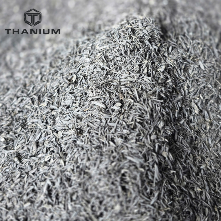Trấu hun nguyên cánh là gì? Là vỏ trấu tươi được đốt trong môi trường yếm khí, kiểm soát không oxy, để tạo thành vật liệu carbon, nên cấu trúc vẫn giữ được nguyên cánh, không nát vụn, kết cấu xốp, độ thoáng khí cao, khả năng giữ ẩm vừa phải.